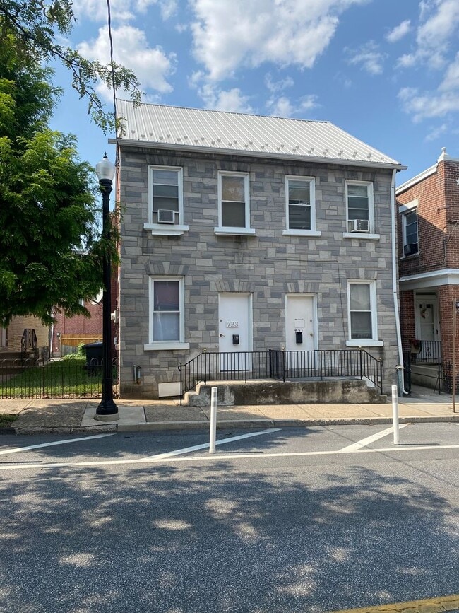 Building Photo - 723-723 Manor St Unit 723 Manor Rental