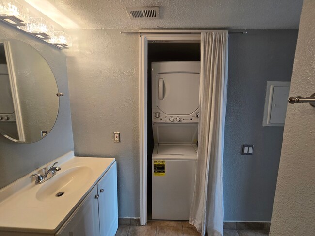 Building Photo - 1860 White Oak Dr Unit 314