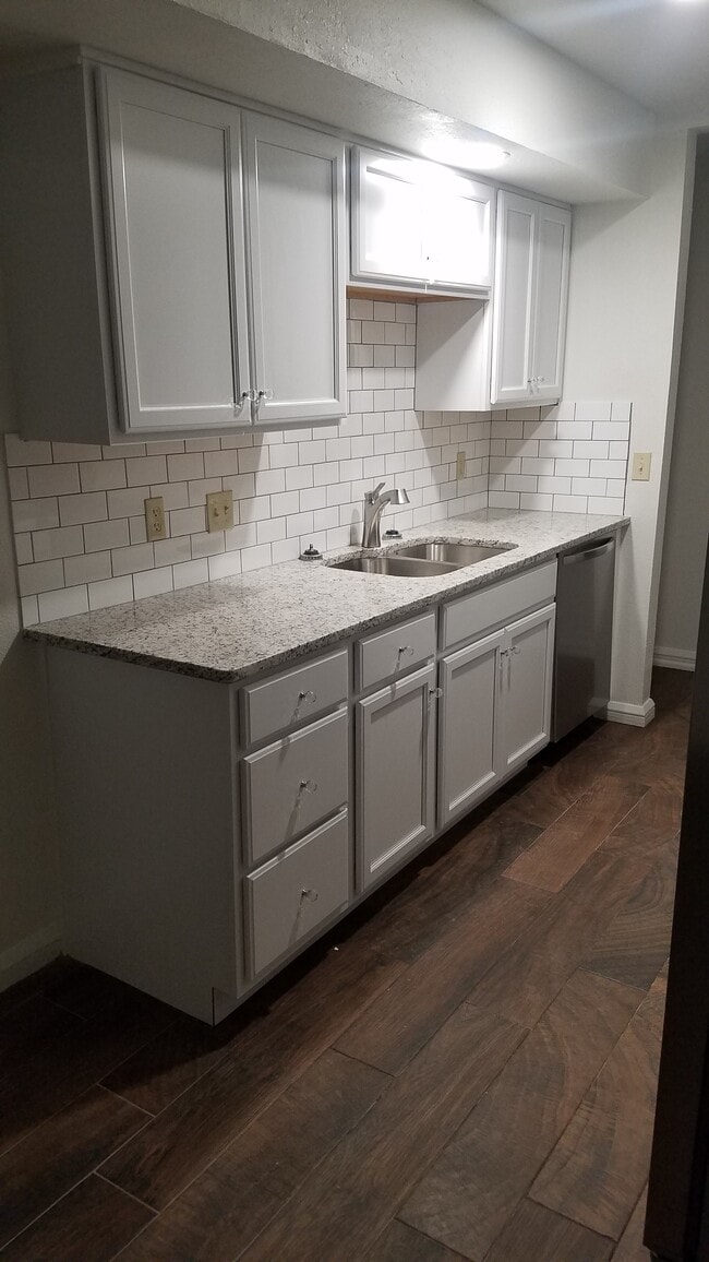 Building Photo - 600 NW 4th St Unit #112