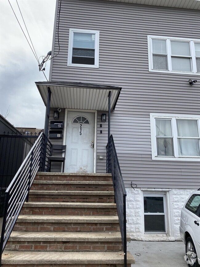 Building Photo - 215 Lincoln St Unit 2 Rental