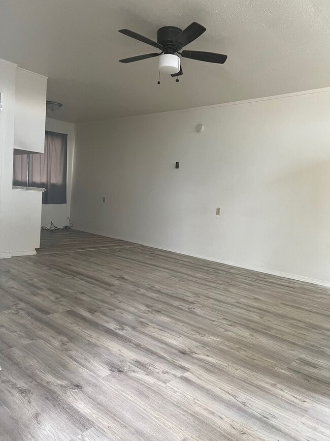 Photo - 609 W 11th St