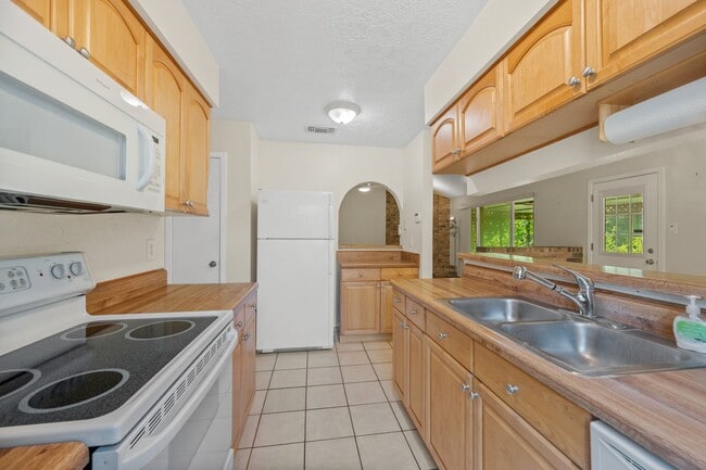 Photo - 19907 Lions Gate Dr