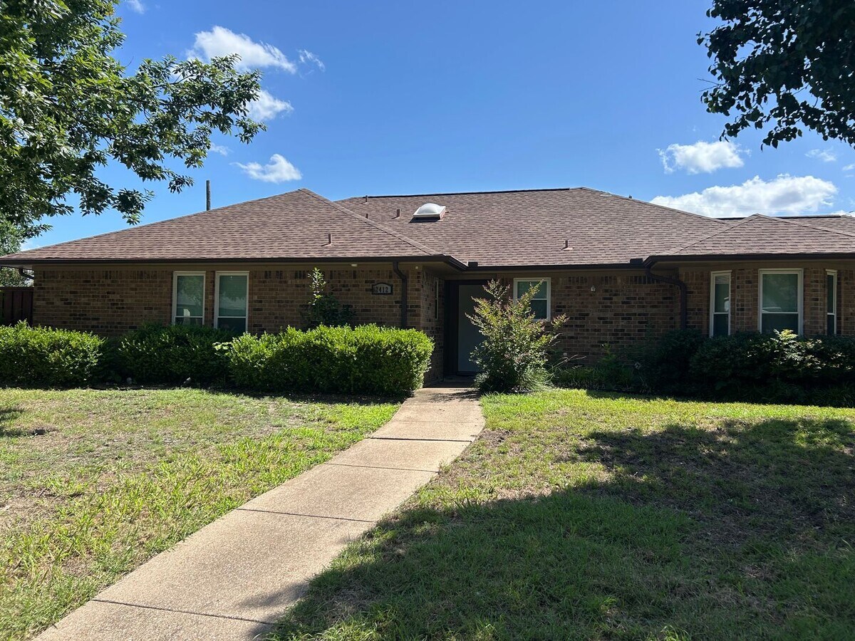 Photo - 2412 Ridgeview Dr House