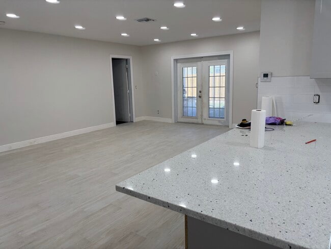 Building Photo - 240 NE 57th St Rental