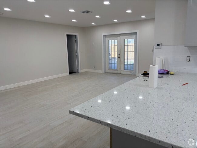 Building Photo - 240 NE 57th St Rental