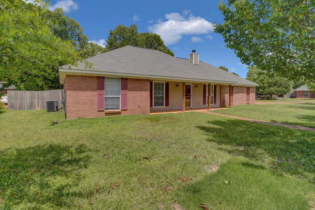 Building Photo - 211 Oak Brook Dr