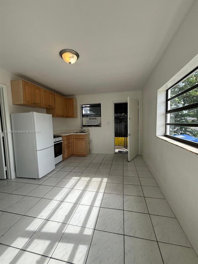 Building Photo - 1660 SW 24th Ave Unit 0 Rental