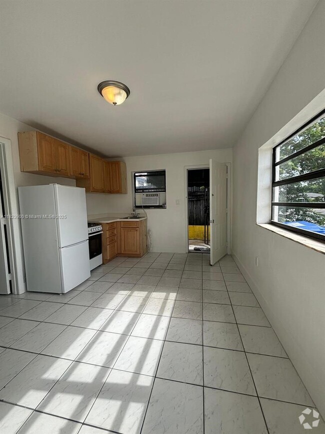 Building Photo - 1660 SW 24th Ave Unit 0 Rental