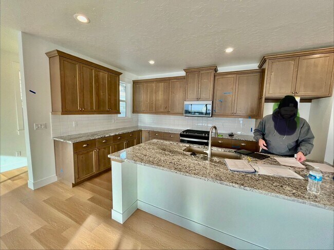 Photo - Beautiful 3 Bed 2 Bath Home with Community Pool: Available Now!!