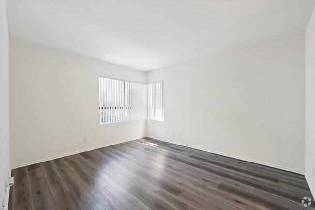 2BR, 2BA - 900SF - Primary Bedroom