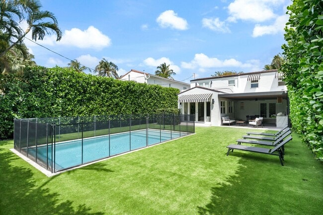 Photo - 634 W 47th St