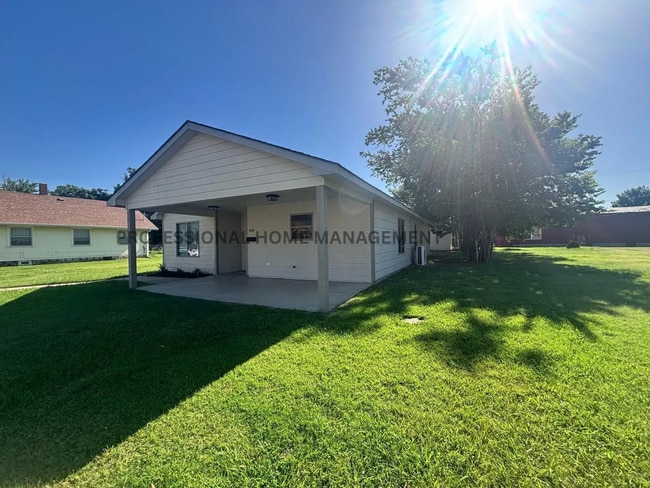 Building Photo - Spacious 5 Bedroom 3 Bath Home Near Hutchi...