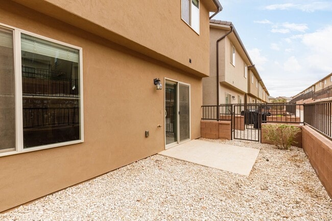 Photo - Beautiful Desert Canyon 4 Bedroom / 2.5 Bathroom / 2 Car Garage available NOW