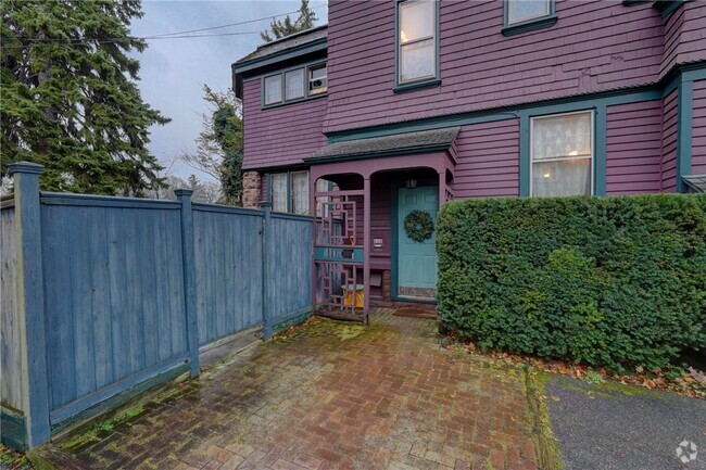 Building Photo - 840 East Ave Rental