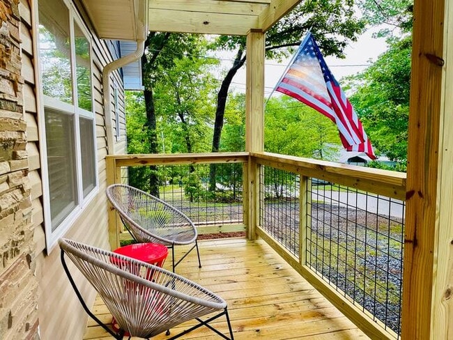 Photo - 233 Lakeview Cir