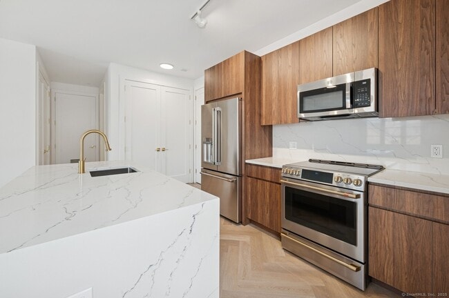 Photo - 100 E Putnam Ave Unit 305