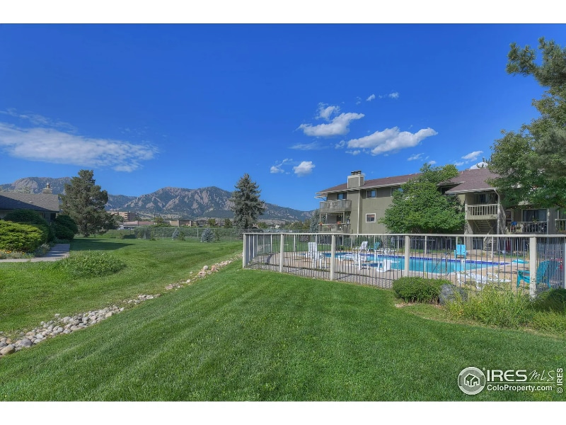 Photo - 695 Manhattan Dr