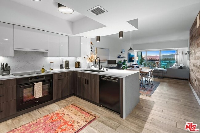 Building Photo - 13700 Marina Pointe Dr Unit 1010