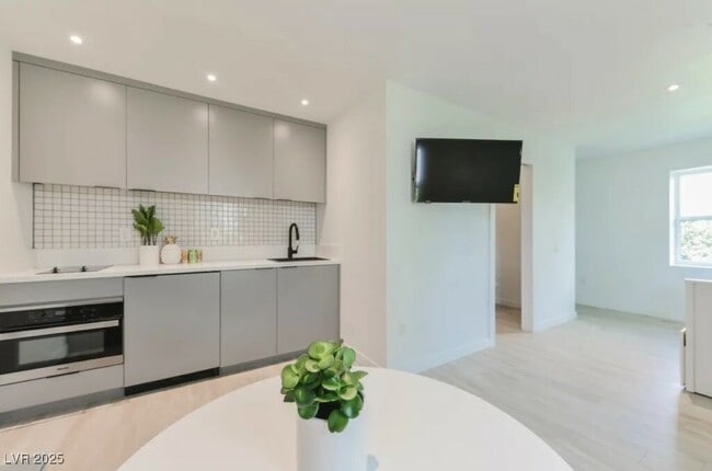 Building Photo - 715 S 3rd St Unit 5