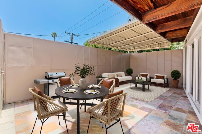Building Photo - 609 N Doheny Dr Unit C