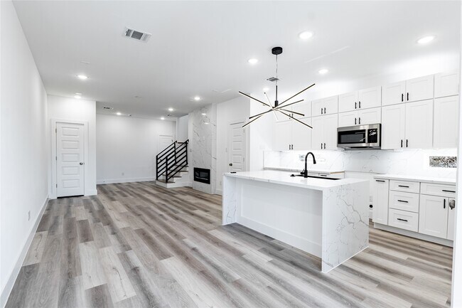 Photo - 610 E 41st St