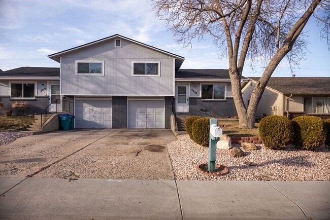 Building Photo - 3208 Spruce Dr Unit 3208 Spruce Drive