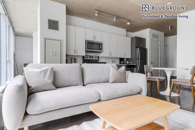 215 W Lake St Unit SI FL12-ID1343