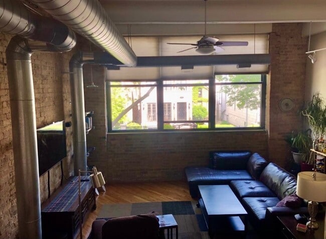 Living room - 1720 N Marshfield Ave Unit 101