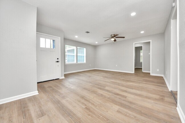 Photo - 710 Canary Cir
