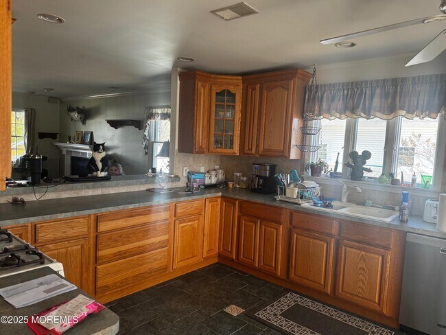 Photo - 1709 Maple St
