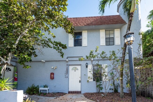 Building Photo - 1240 NW 6th Ave Unit 1