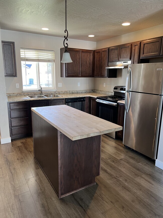 Kitchen - 1959 N Travis Ln