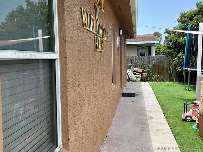 315 SW Dwight Ave