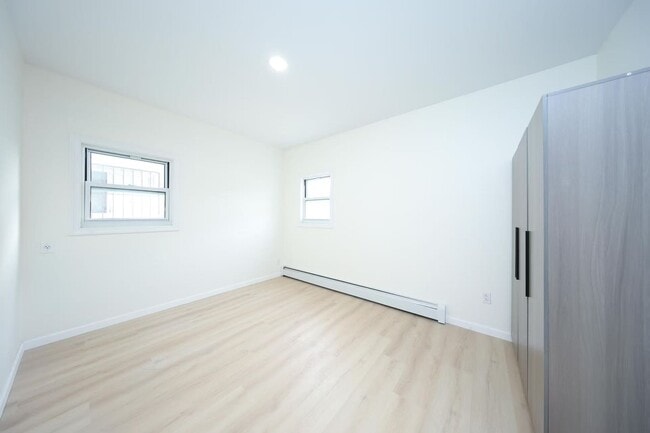 Building Photo - 1632 W 4th St Unit 1st floor