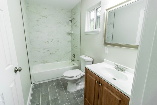 Bathroom - 1011 1/2 North Roberson St