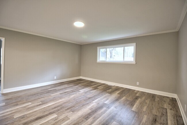 153 W Briarcliff Rd