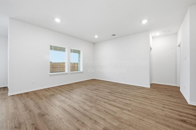 Photo - 508 Regiment Rd