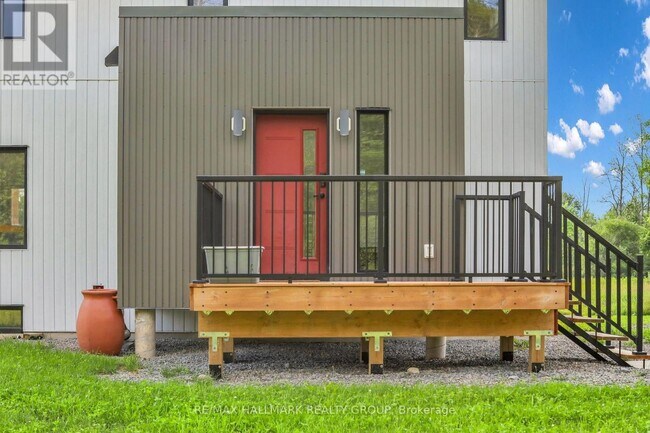 Photo - 165 Knapp St