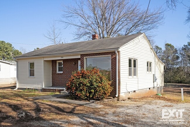 Building Photo - 3 Bedroom/1 Bathroom Brick Ranch For Rent