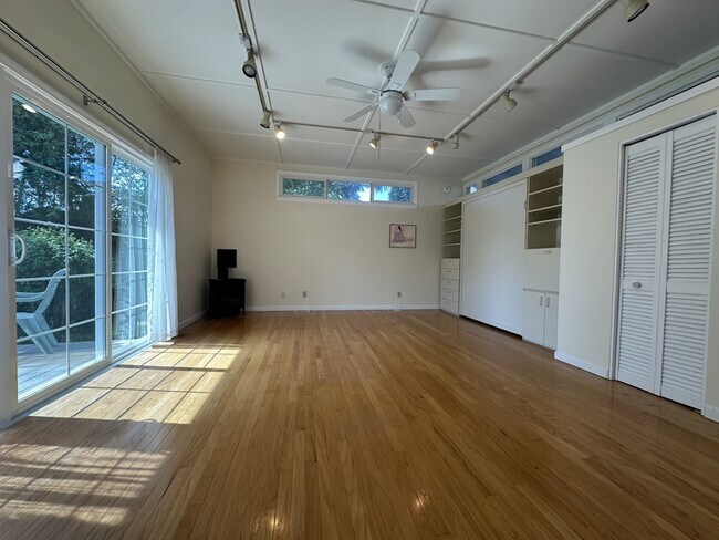 Photo - 795 E College St