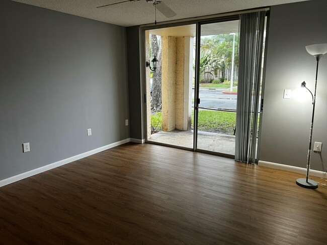 Photo - 1715 Village Blvd Unidad 105 Rental