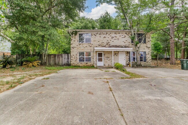 Desirable townhouse centerally located. - Desirable townhouse centerally located.