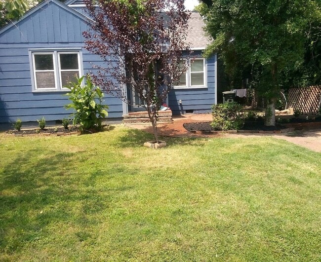 Building Photo - Walker duplex Unit 1990 Walker