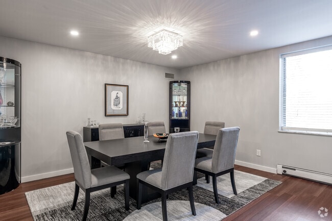 1BR, 1BA - 1025SF