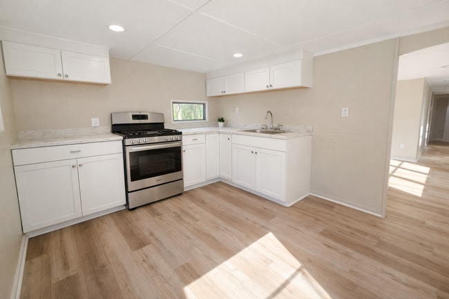 Photo - 325 Southstar St