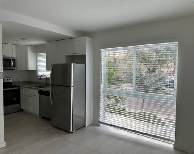 Photo - 535 SW 5th St Unit 1
