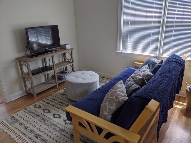 Living area - 4303 Thetford Rd Unit Garage apartment