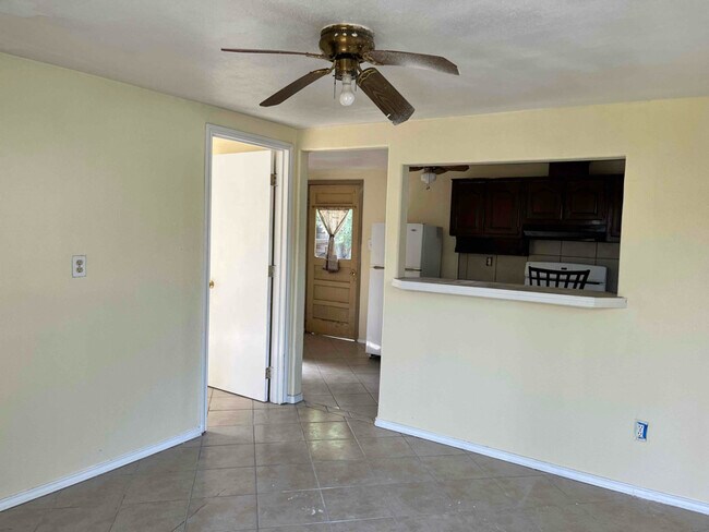 Photo - 713 Bowen St