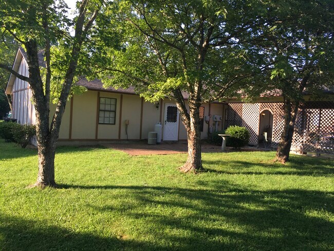 Photo - 735 Bradley Dr Apartments