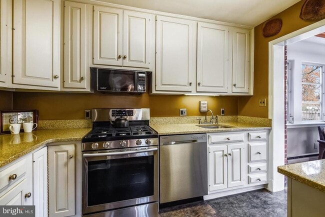 Photo - 1727 Oakcrest Dr